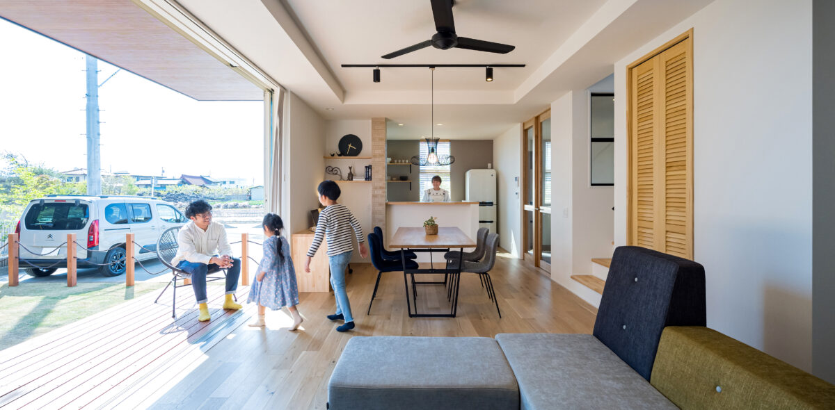 モノトーンでナチュラルなコンテンポラリーデザインの家