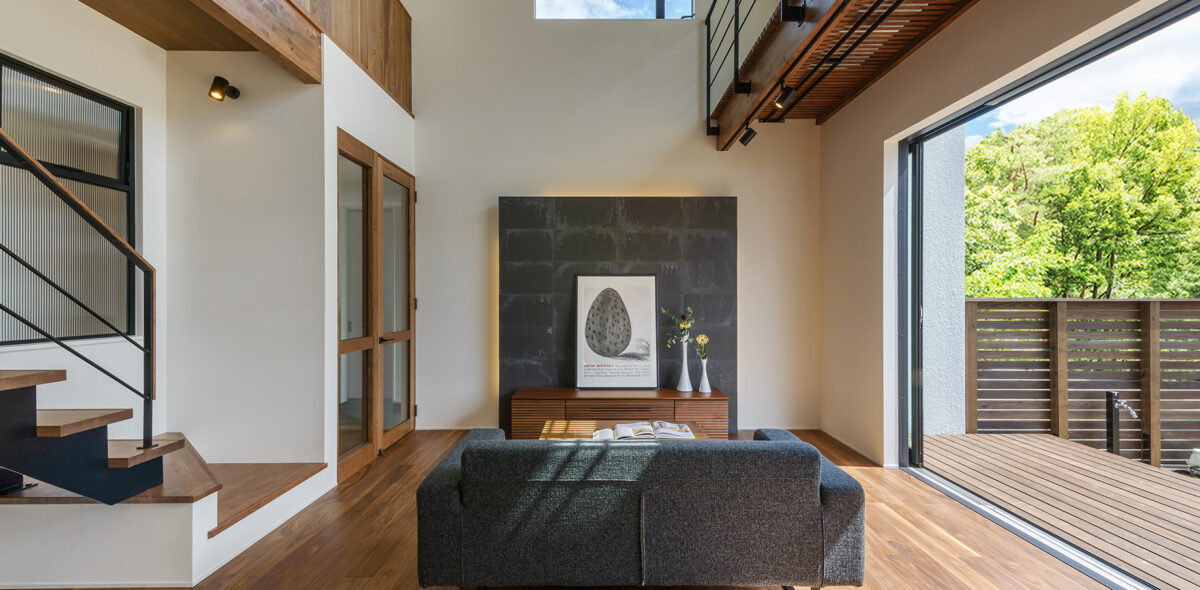 大空間の吹抜けを中心に開放感と上質感を併せ持つ家