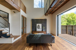 大空間の吹抜けを中心に開放感と上質感を併せ持つ家