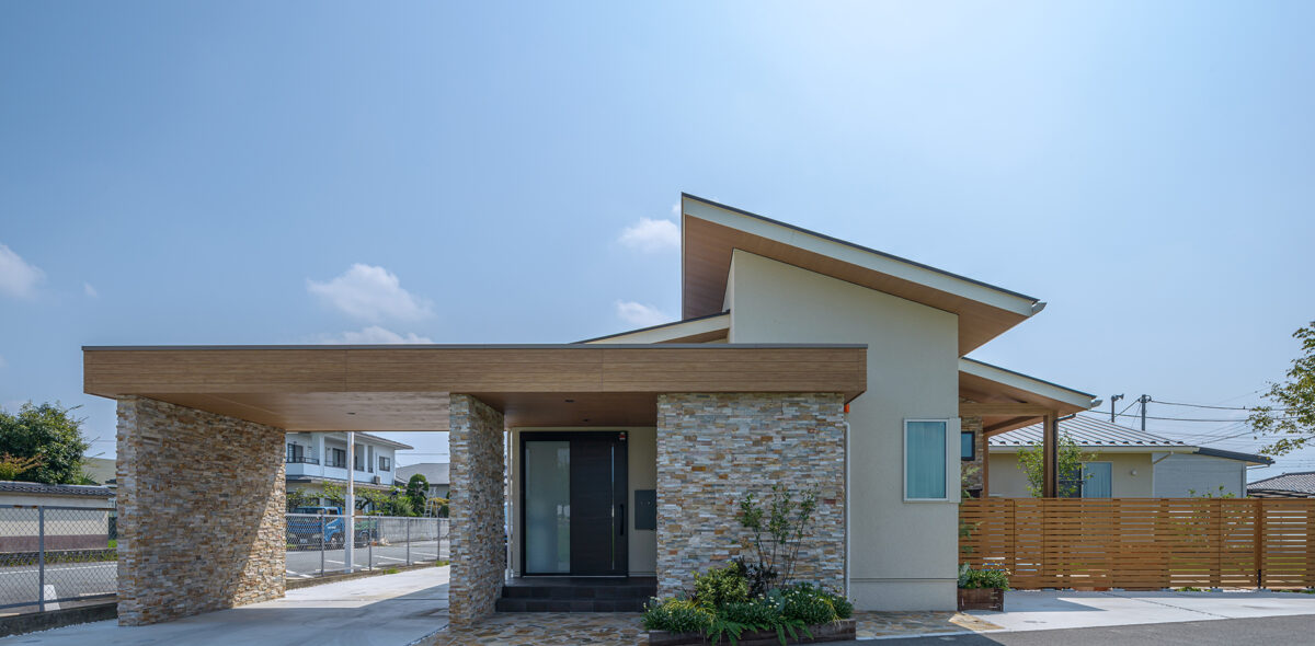 L型テラスと勾配天井のファミリースペースが魅力な平屋