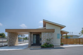 L型テラスと勾配天井のファミリースペースが魅力な平屋