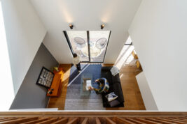 吹抜けの開放感と回遊できる家