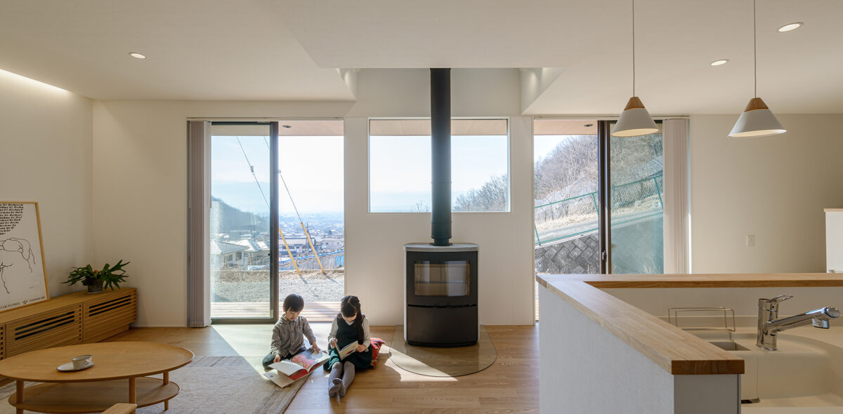 景色を取込む 薪ストーブのある家