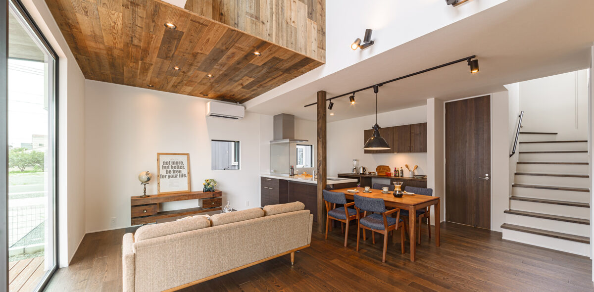 ダイナミックな板張りのある家