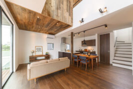 ダイナミックな板張りのある家