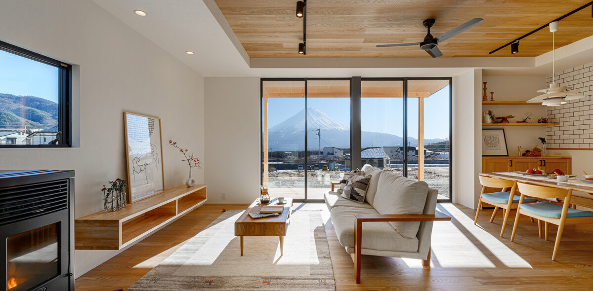 別荘地に佇む自然と調和した温かい住まい