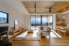 別荘地に佇む自然と調和した温かい住まい