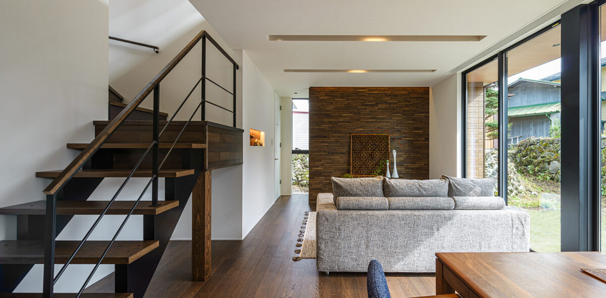 落ち着いたトーンの空間を質感や照明で穏やかな雰囲気を醸し出すシンプルモダンの家。