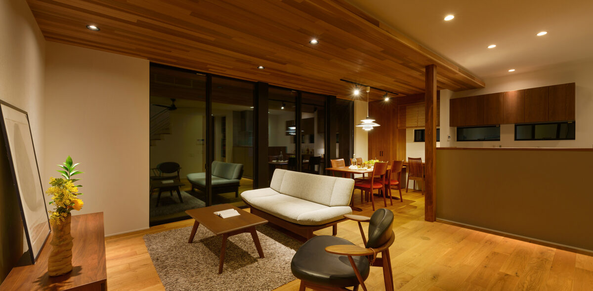 ミッドセンチュリー家具のある上質モダンな家