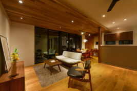 ミッドセンチュリー家具のある上質モダンな家