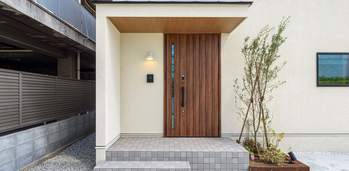 ビルに囲まれた市街地に建つ、緑と暮らしがつながる憩いの家。