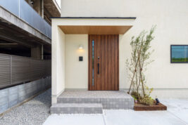 ビルに囲まれた市街地に建つ、緑と暮らしがつながる憩いの家。