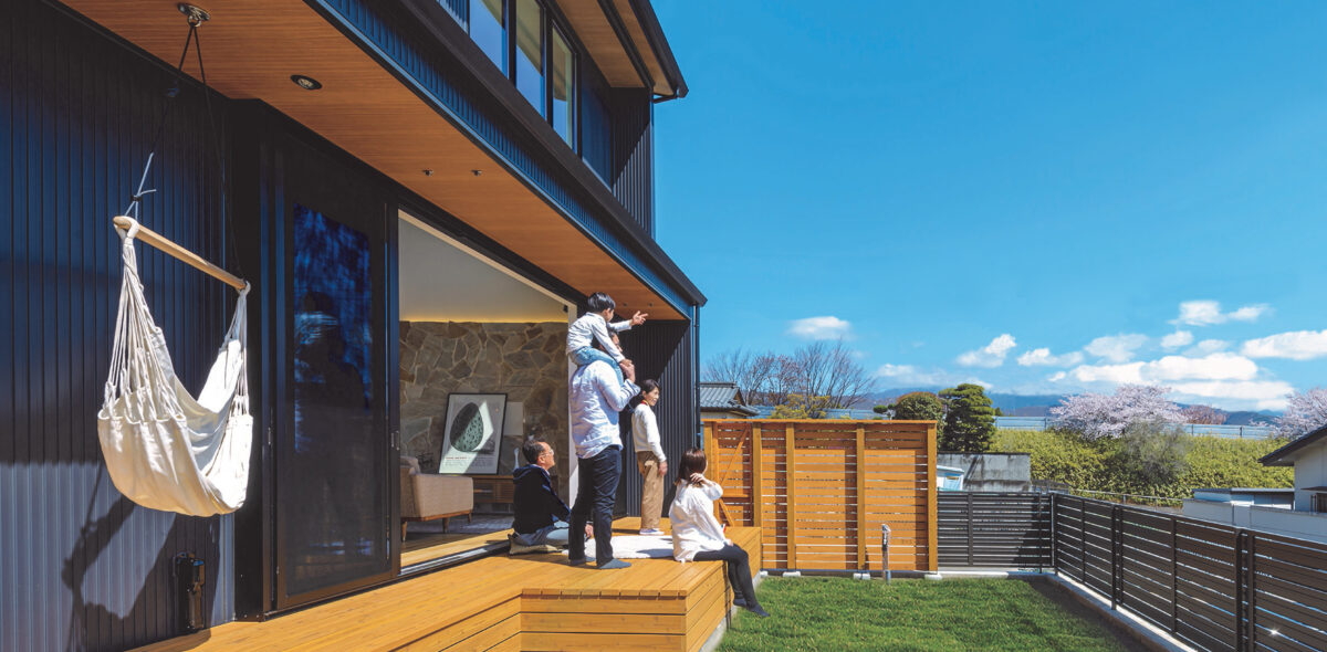 大空間リビングの景色を楽しむ二世帯の家