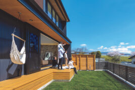 大空間リビングの景色を楽しむ二世帯の家