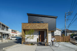 日常に癒しを　素材を大切にした明るく開放的な家