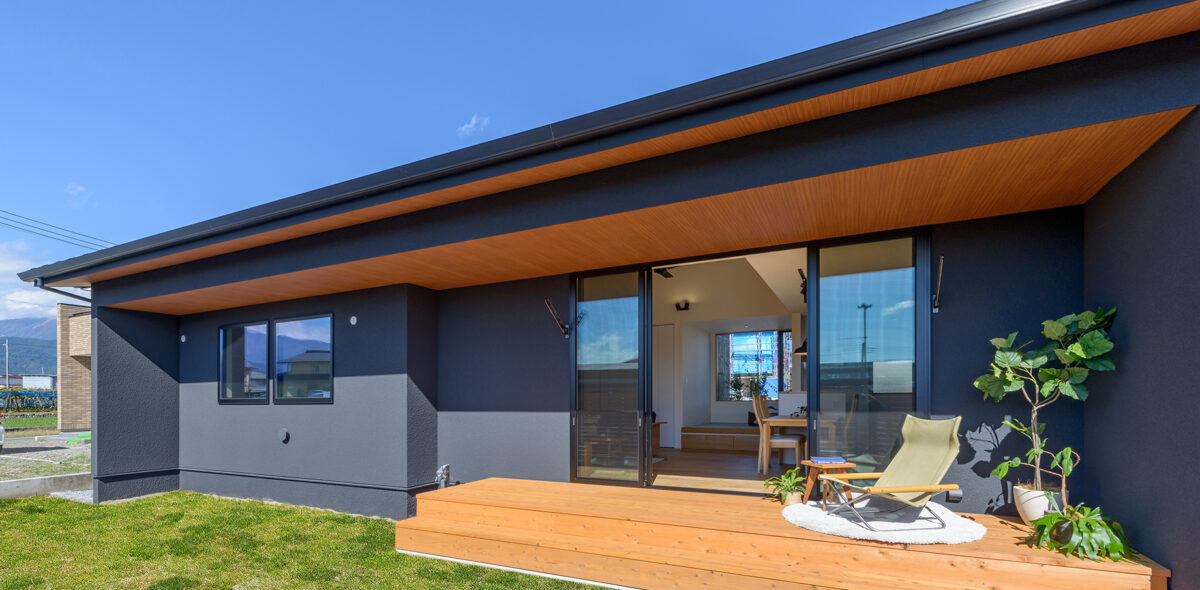 小上がりの畳ヌックで読書を楽しむ平屋