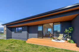 小上がりの畳ヌックで読書を楽しむ平屋