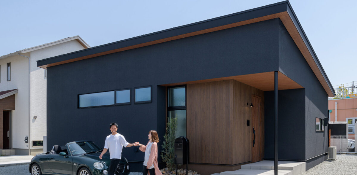 上質な深みと温もりを感じる大人モダンな平屋