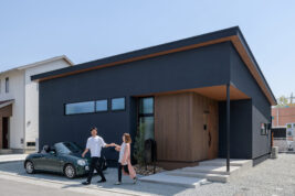 上質な深みと温もりを感じる大人モダンな平屋