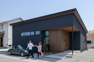 上質な深みと温もりを感じる大人モダンな平屋