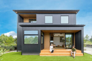 小上がりの敷地に佇むプライベート空間の豊かな家