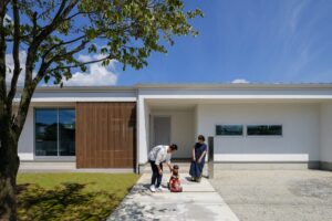 家族がつながる快適空間のすっきりした平屋