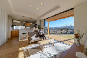 ウチソト空間に家族が集まる食を楽しむ家